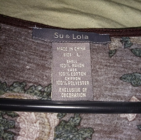 Large V-Neck Flowy Top w/ Cute Sleeves! - Picture 2 of 8